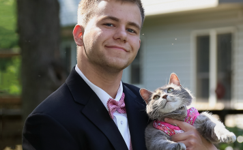 Guy Couldn’t Find A Date For Prom So He Took His Cat Instead