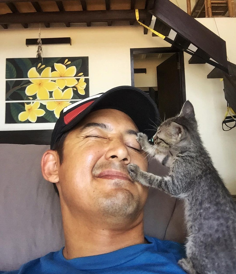 Man Saves Tiny Kitten, who Chooses Him and Changes His Life Completely